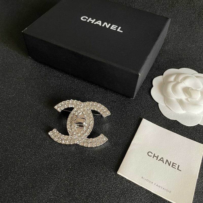 Chanel Brooch 03yxs121